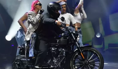 Hande Yener’den Sahnede Siyasi Mesaj: ‘Devireceğiz’ Sözleriyle Alkış Topladı