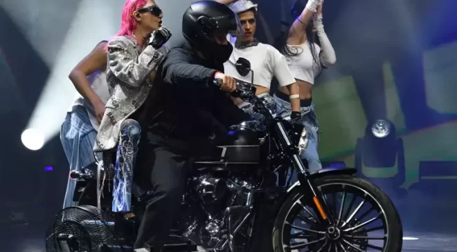 Hande Yener’den Sahnede Siyasi Mesaj: ‘Devireceğiz’ Sözleriyle Alkış Topladı