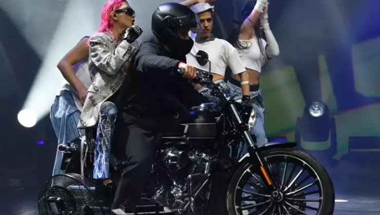 Hande Yener’den Sahnede Siyasi Mesaj: ‘Devireceğiz’ Sözleriyle Alkış Topladı