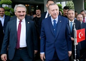 Ahmet Hamdi Çamlı, kamuoyunda genellikle AK Parti’deki sıra dışı çıkışları,