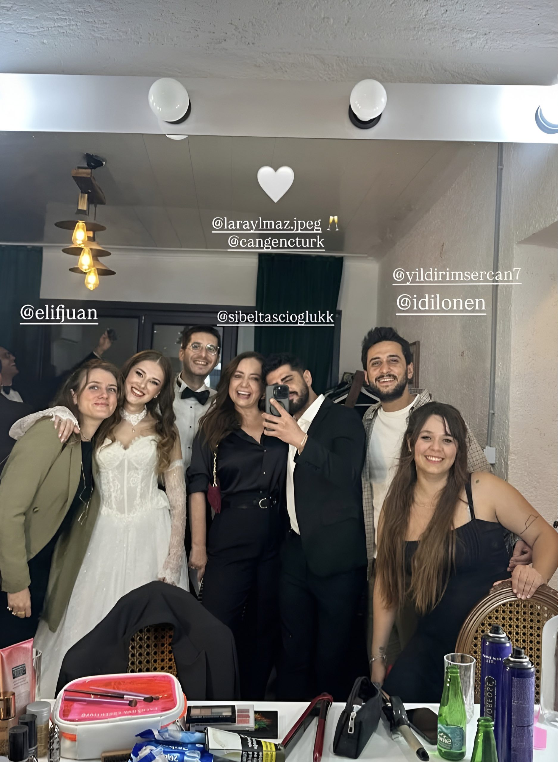 Kızılcık Şerbeti Setinde Neler Oluyor? Geçtiğimiz sezon Kızılcık Şerbeti dizisinden