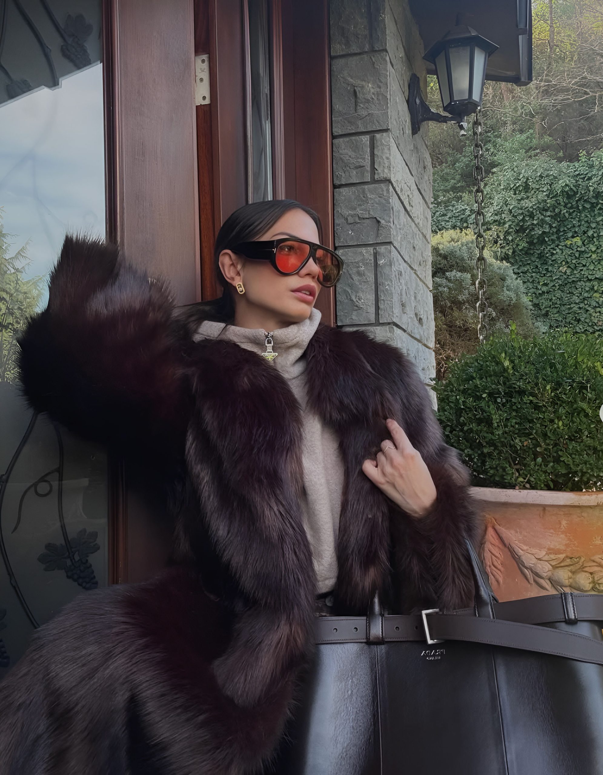 Ünlü oyuncu Demet Özdemir, son dönemde adını kullanarak para talep