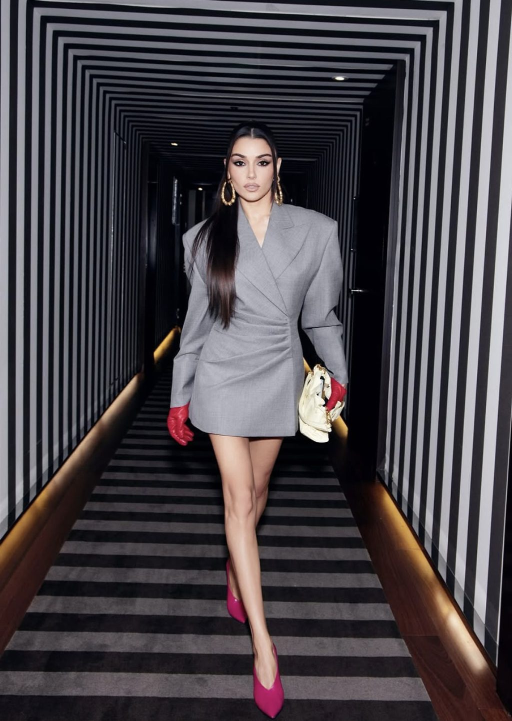 Hande Erçel’in Fotoğrafı Olay Yarattı: “Shop Mu, Gerçek Mi?” Tartışması Büyüyor