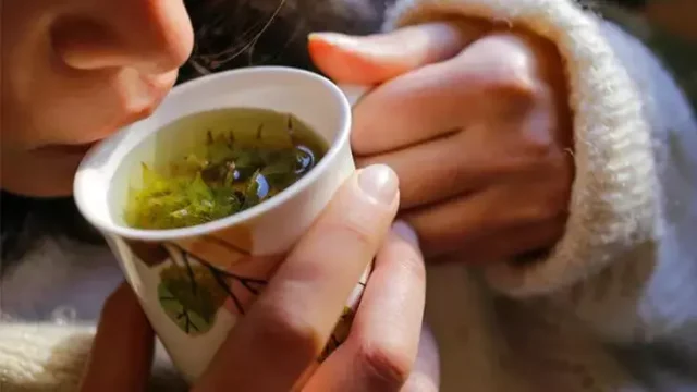 Rüyada ada çayı görmek, rüya tabiri kaynaklarında hem olumlu hem