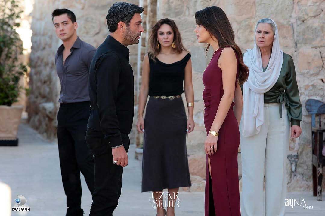 Bazen bir dizi çıkar, sadece ekrana değil, evin içine ışık