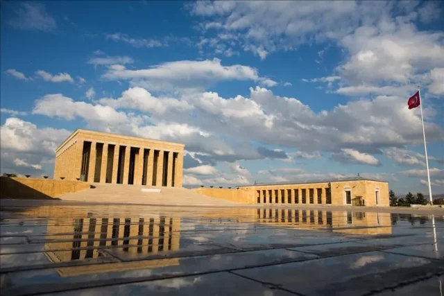 Rüyada Anıtkabir Görmek Neden Önemli? Rüyada Anıtkabir görmek, genellikle sıradan