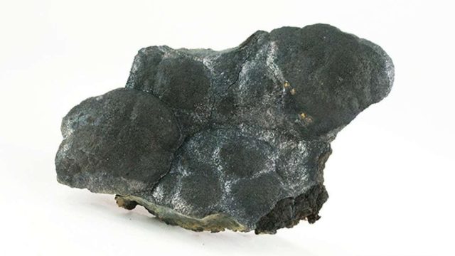 Rüyada arsenik görmek, sembolik olarak genellikle iki yönlü anlam taşır: