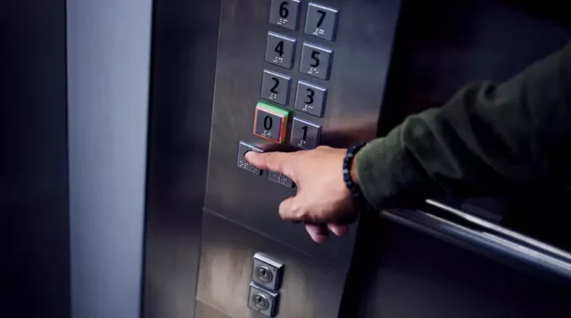 Rüyada asansörde kalmak, çoğu zaman kişinin hayatında ilerlemesini engelleyen dış