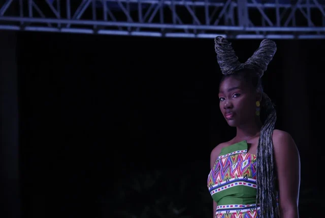 Nijerya'da düzenlenen Afro Saç Kültürü ve Güzellik Festivali, geleneksel Afro saç stillerini modern dokunuşlarla sergileyerek kültürel bir şölen sundu. İşte festivalin detayları!