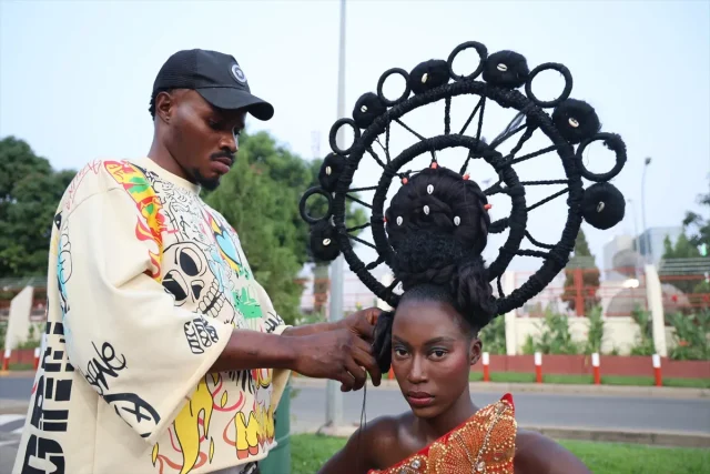 Nijerya'da düzenlenen Afro Saç Kültürü ve Güzellik Festivali, geleneksel Afro saç stillerini modern dokunuşlarla sergileyerek kültürel bir şölen sundu. İşte festivalin detayları!
