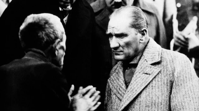 Rüyada Atatürk Görmek: Liderlik, Başarı ve Manevi Yükselişin Rüya Dilindeki