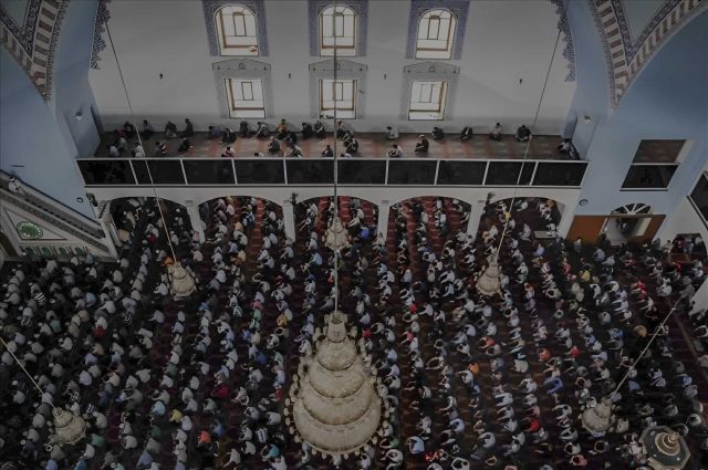 Yılbaşı Tartışmaları ve Diyanet’in 2025 Hutbesi: İslam’da Yeri Olmayan Kutlamalardan