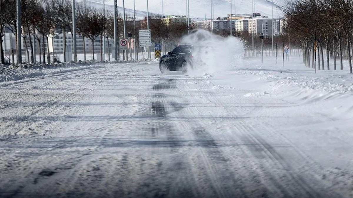 Karlı ve buzlu yollarda güvenli sürüş için bilinmesi gereken hayati