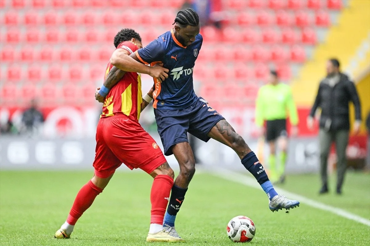 Başakşehir, Süper Lig’in 19. haftasında Kayserispor’u deplasmanda 3-0 yenerek üst