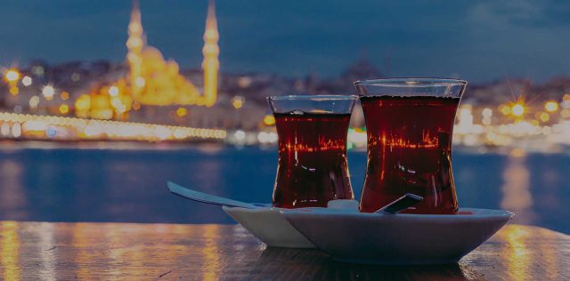 Çay Türkiye’de Neden Sadece Bir İçecek Değildir? Türkiye’de çay, basit