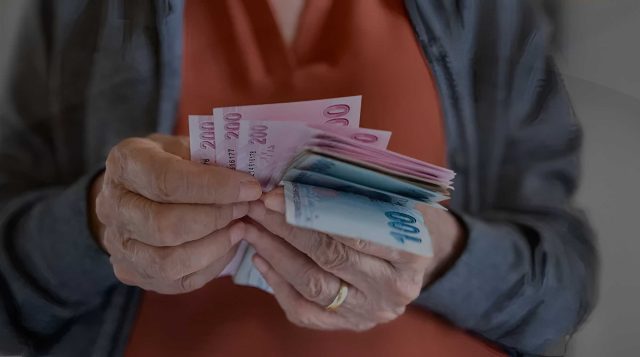 Milyonlarca emeklinin merakla beklediği emekli maaşı zammı konusunda önemli bir