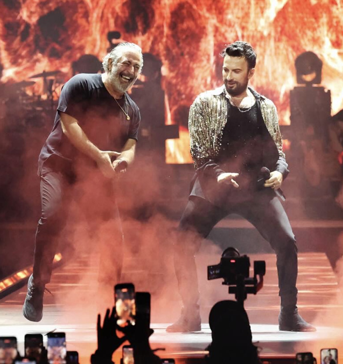 Tarkan’la sahneye çıkan Cem Yılmaz, yaş kıyaslamaları sonrası sosyal medyadan