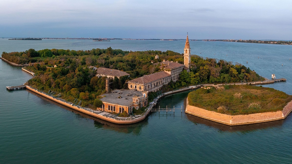 Venedik açıklarındaki Poveglia Adası, yüz binlerce insanın ölüme terk edildiği