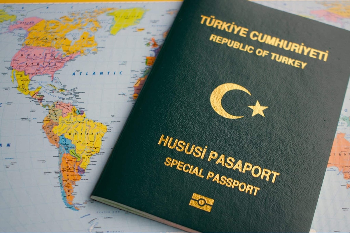 Yeşil pasaporta Schengen vizesi uygulanacağı iddiası gündem oldu. Sosyal medyada