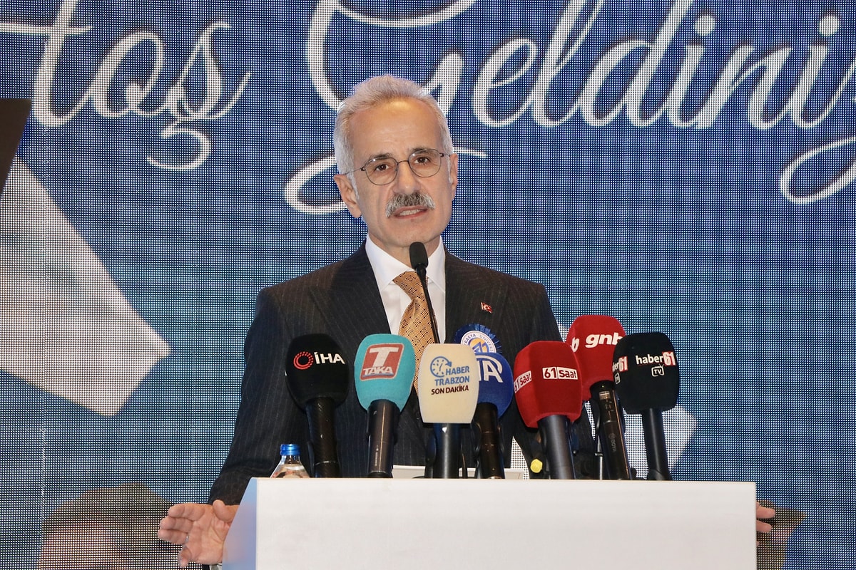 Ulaştırma Bakanı Uraloğlu açıkladı: Ankara–Trabzon arası hızlı trenle 4,5 saate