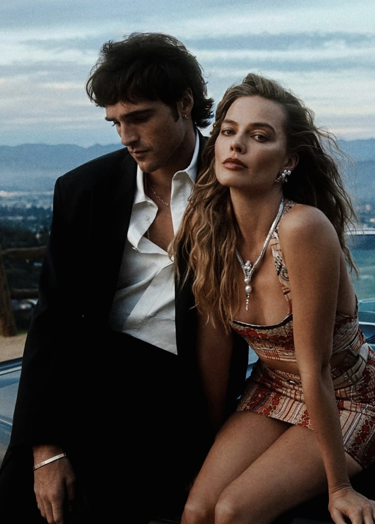 Margot Robbie, yeni filmi Uğultulu Tepeler’in tanıtımında Türk tasarımcı Dilara