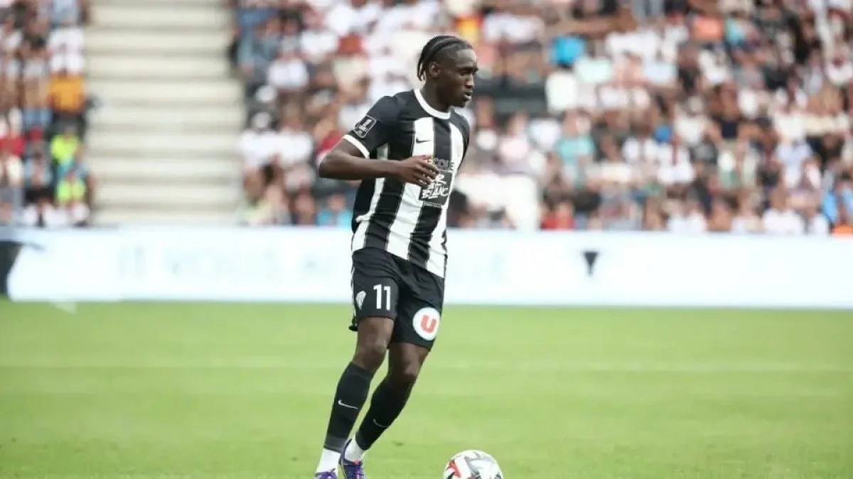 Fenerbahçe’nin anlaşma sağladığı genç forvet Sidiki Cherif, 12 kişilik ailesiyle