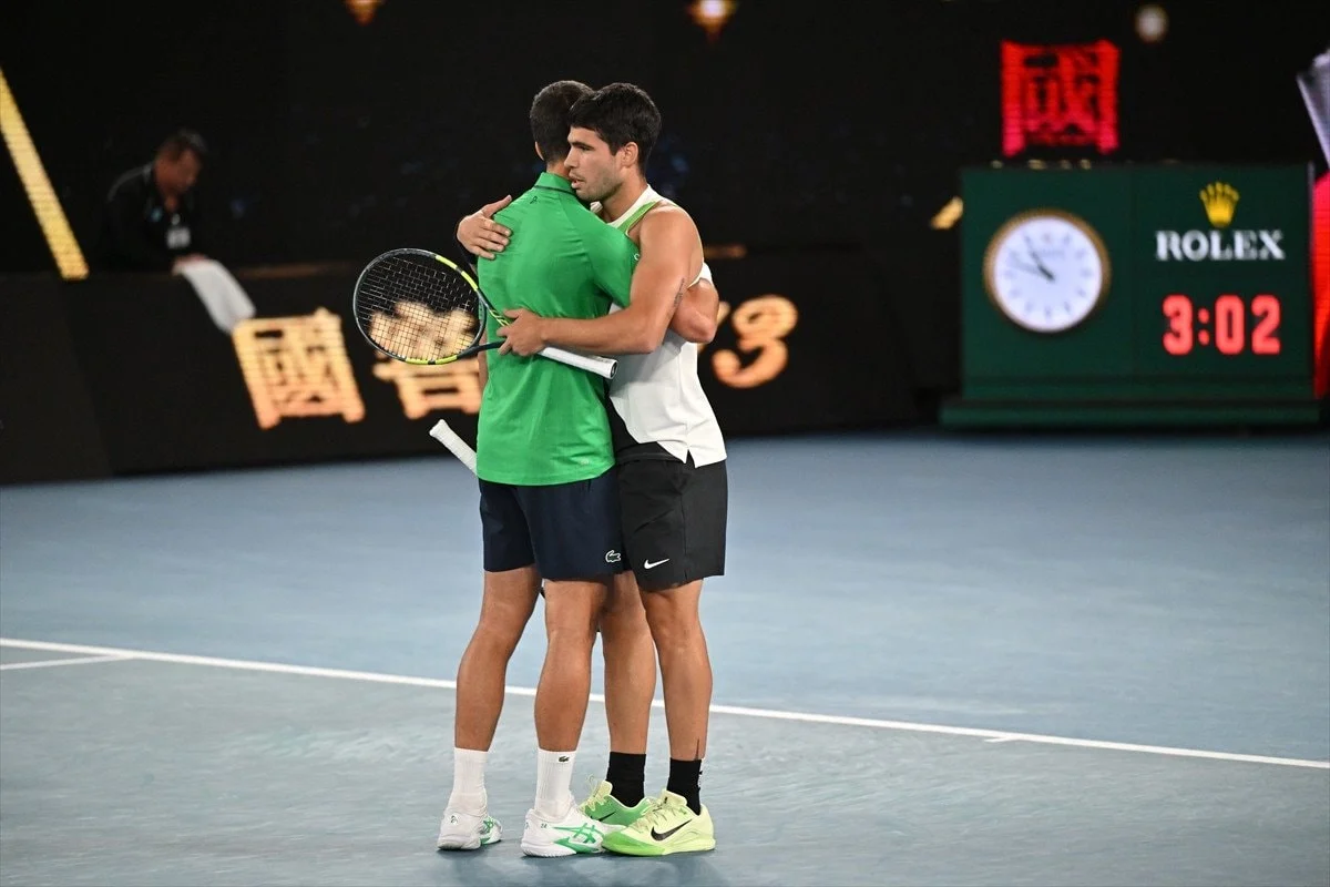 Avustralya Açık erkekler finalinde Novak Djokovic’i 3-1 mağlup eden Carlos