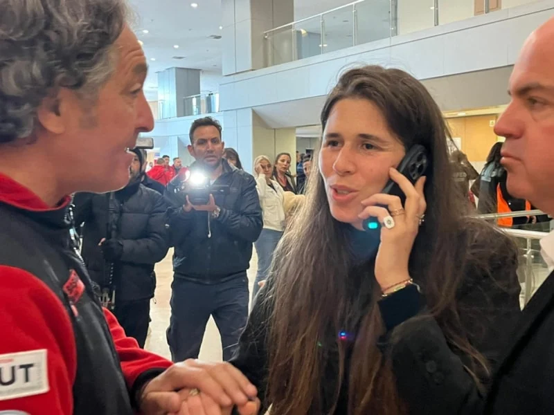 al Denizli Uyuşturucu Soruşturmasında İfade Verdi, Serbest Bırakıldı Çeşme Belediye Başkanı Lal Denizli, uyuşturucu soruşturması kapsamında ifade verdi.