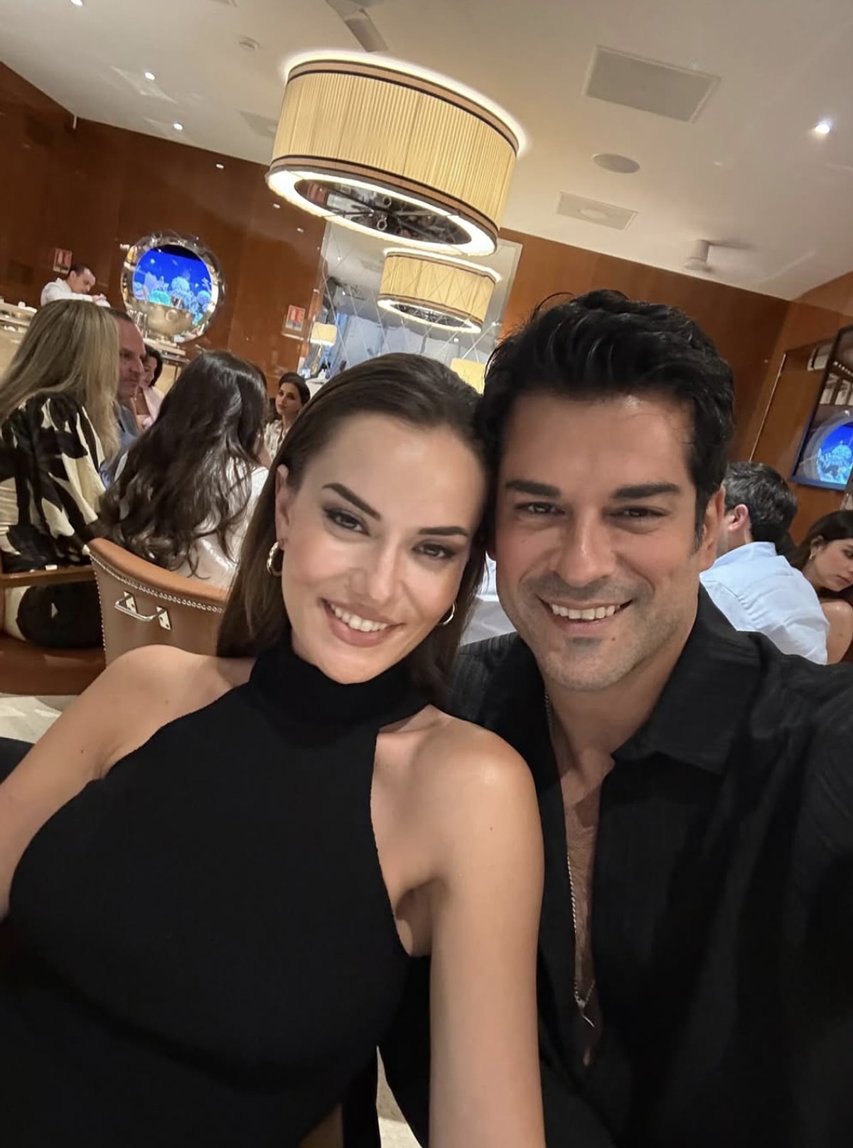 Burak Özçivit’in Etiler’de görülen yeni Rolls-Royce’u milyonlarca takipçiyi şaşırttı. Aracın