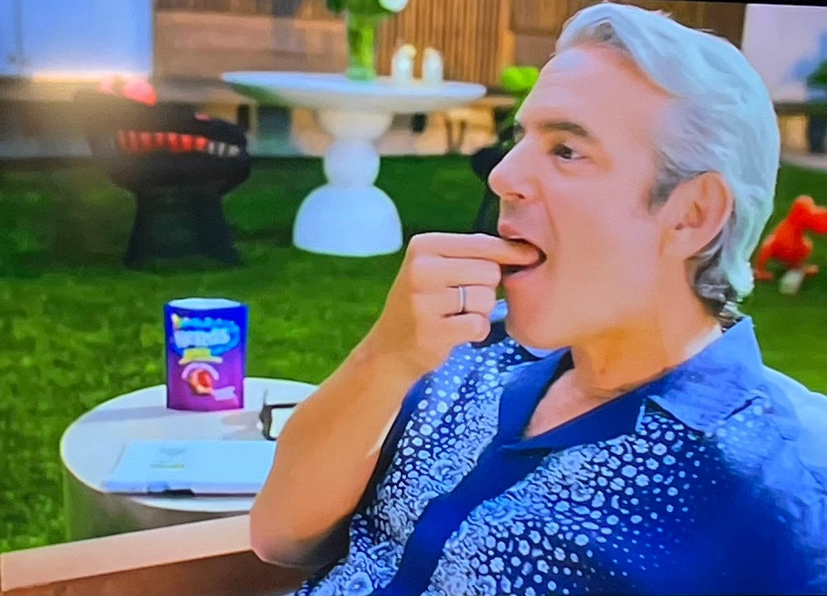 Super Bowl’da yayınlanan bir reklamda Andy Cohen’in Jeffrey Epstein’e benzetilmesi