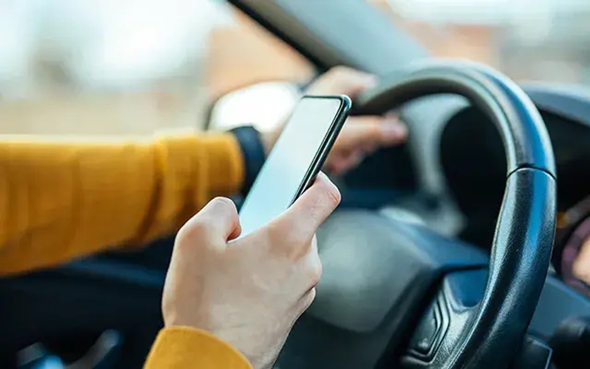 TBMM’de kabul edilen yeni düzenlemeyle seyir halinde telefon kullanan sürücülere