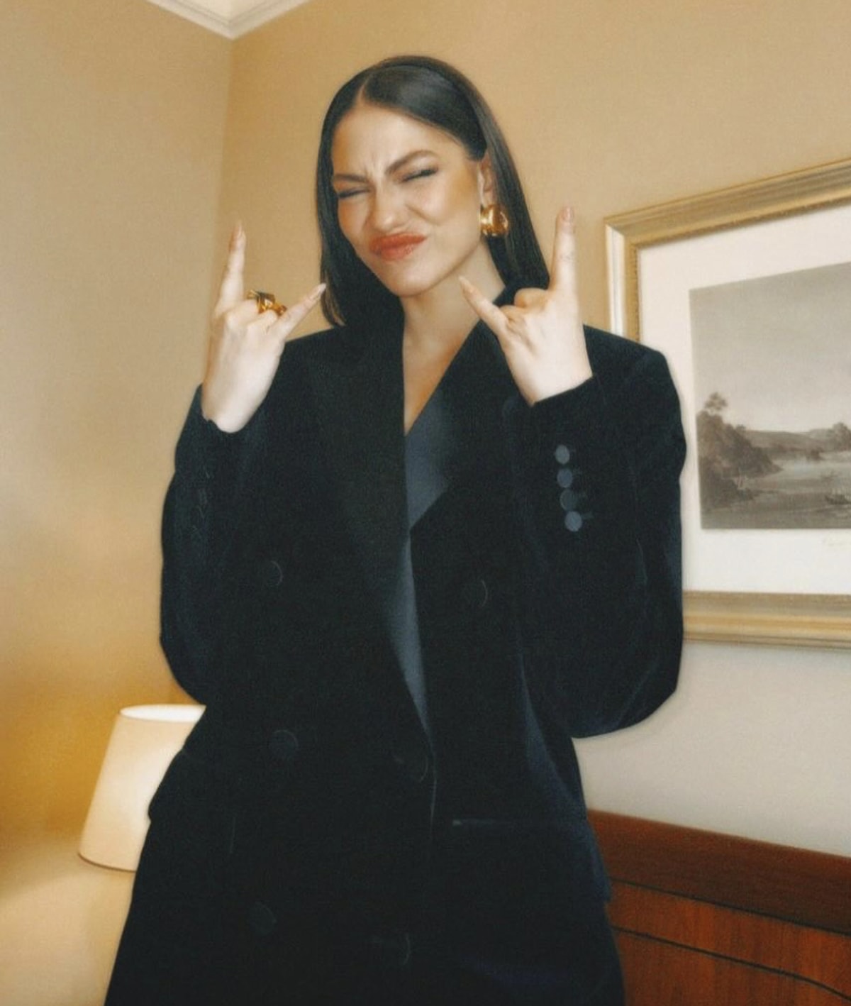 Demet Özdemir’in Based İstanbul dergisi için verdiği kaşsız pozlar sosyal