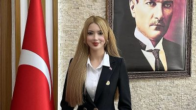 ‘Barbie Kaymakam’ Tuğçe Orhan Asaleten Atandı! Resmi Gazete’de Yayımlandı Geçtiğimiz aylarda sosyal medyada “Barbie Kaymakam” lakabıyla gündeme gelen Tuğçe