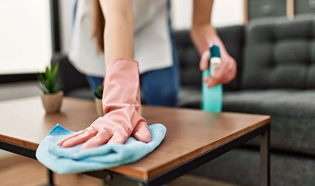 Büyükşehirlerde Gündelikçi Ücretleri 6 Bin Lirayı Gördü: Ev Temizliği Fiyatları Neden Bu Kadar Arttı? Büyükşehirlerde gündelikçi ücretleri 6 bin TL’ye kadar çıktı. 1+1’den 3+1’e