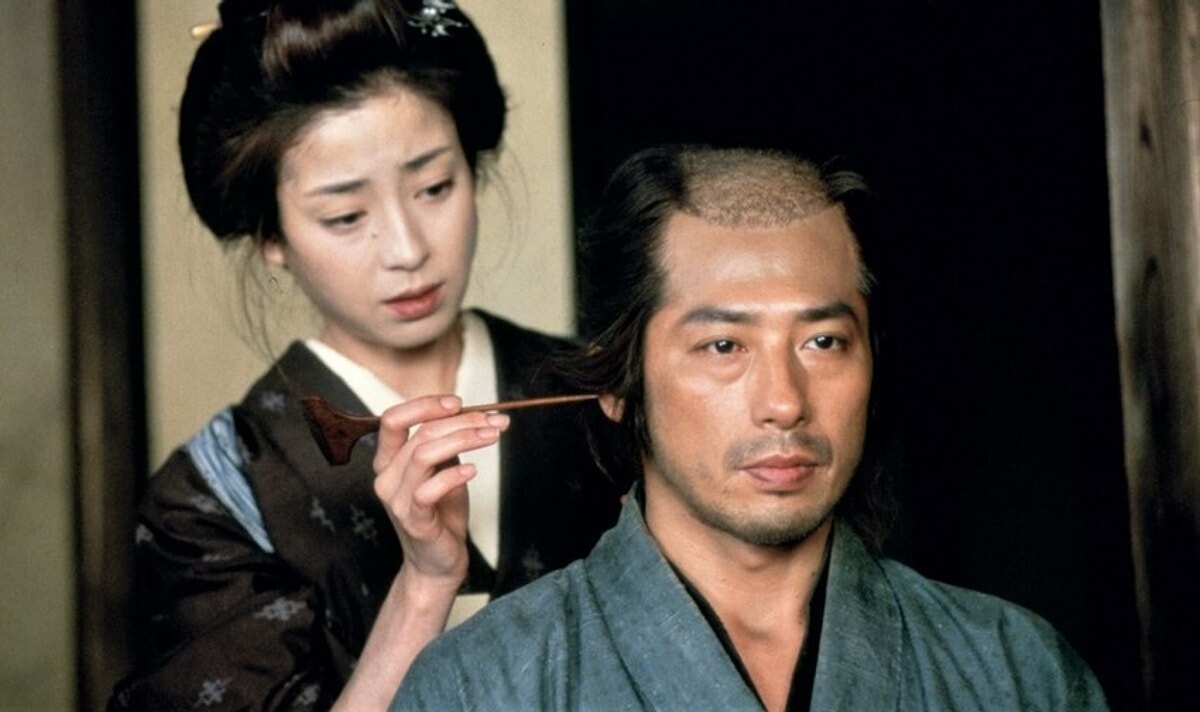 Japon erkeklerin saçlarının ortasını kazıtıp arkayı uzatmasının sebebi ne? Samuraylardan