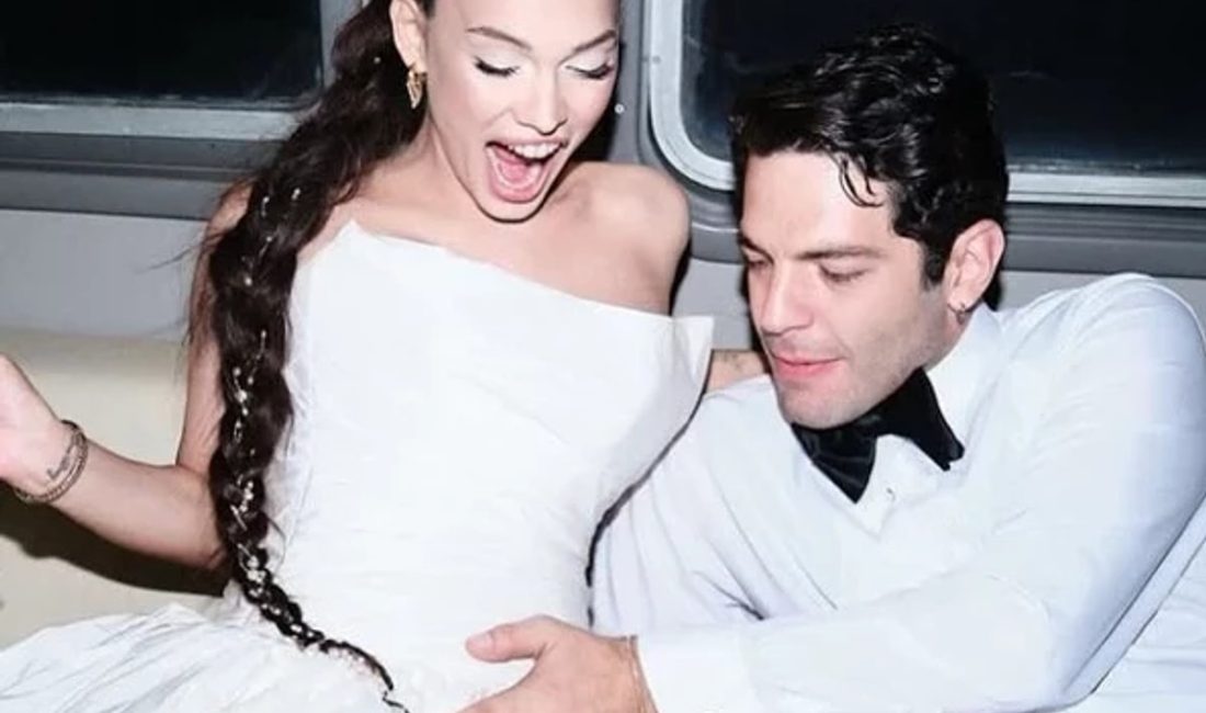 Beste Kökdemir Oğlu Kai Güneş’in Yüzünü İlk Kez Gösterdi: Aile Pozu Sosyal Medyayı Salladı Beste Kökdemir ve Fazlı Erdinç Çatak, üç aylık oğulları Kai