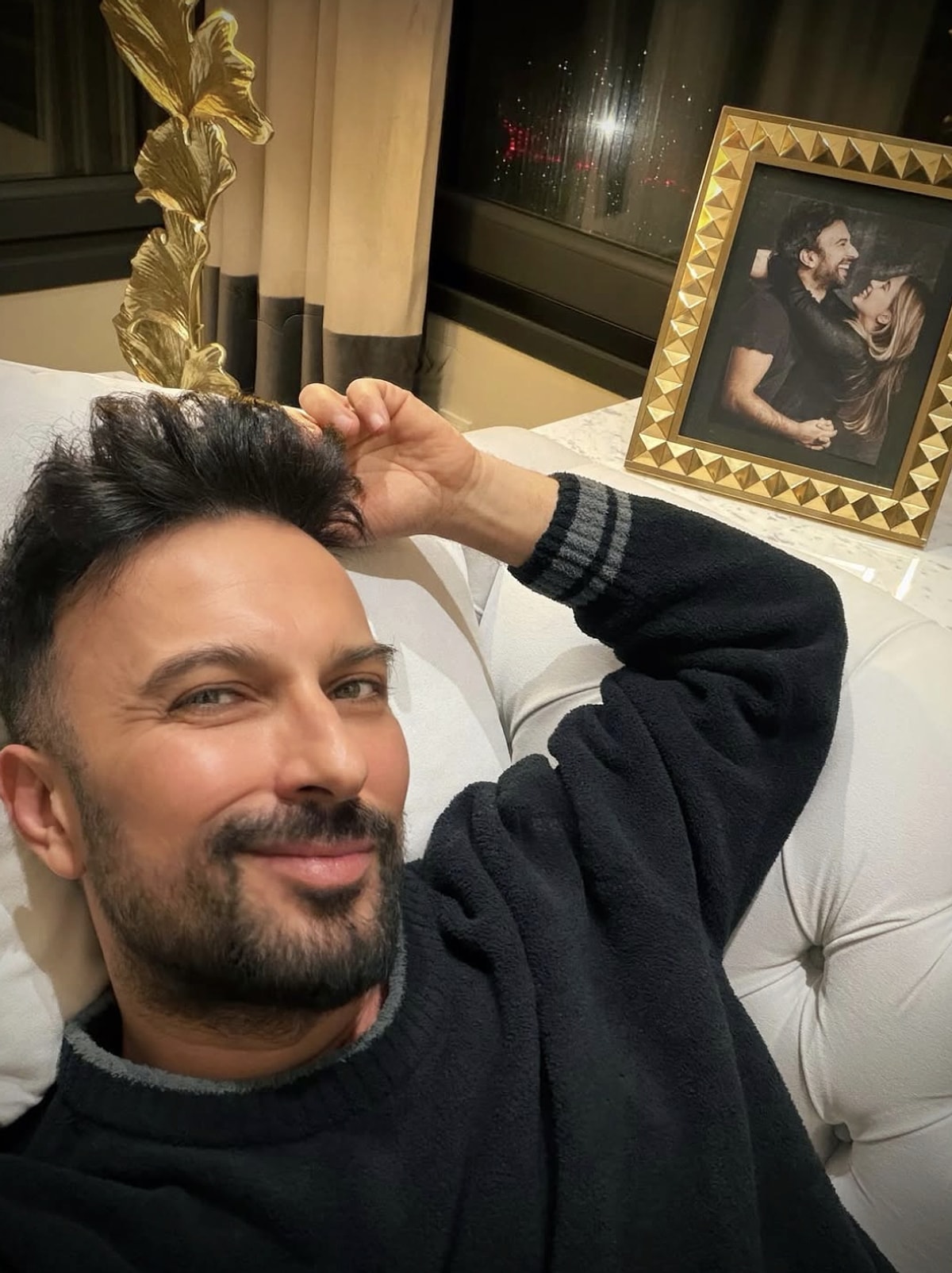 İstanbul konserlerine dönen Tarkan, konser arasında yaptığı romantik paylaşımla eşi
