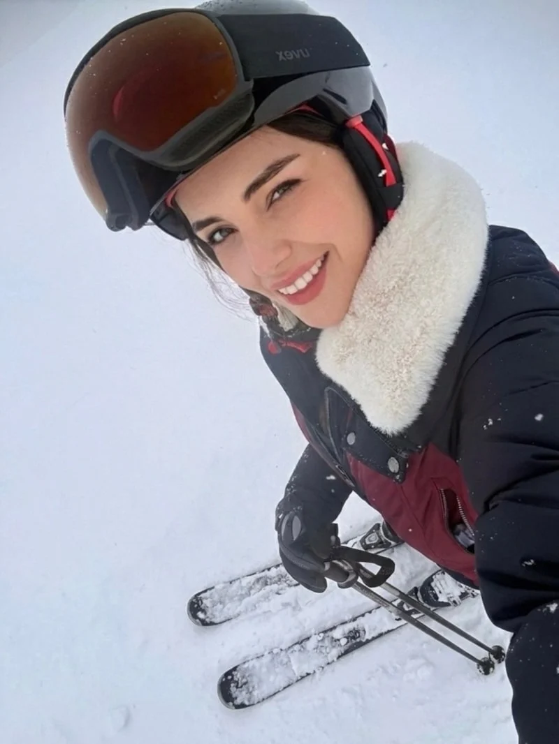 Ünlü oyuncu Yağmur Tanrısevsin, İsviçre’nin ünlü kayak merkezi St. Moritz’te