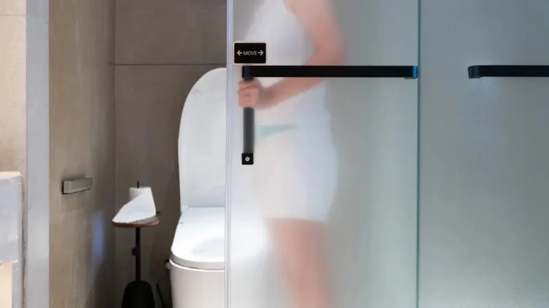 Birçok otelde kullanılan cam banyo kapıları misafirler arasında tartışma yaratıyor.