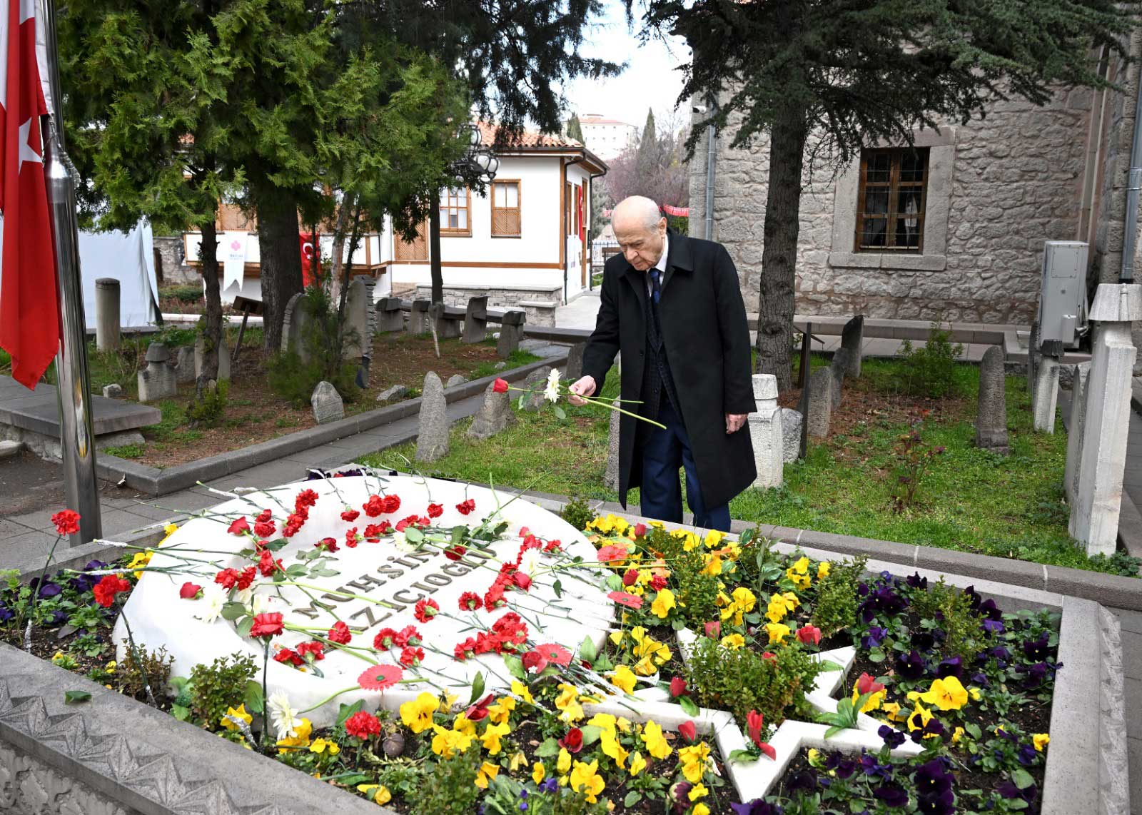 MHP lideri Devlet Bahçeli, Muhsin Yazıcıoğlu’nun kabrini ziyaret etti. Yazıcıoğlu’nun