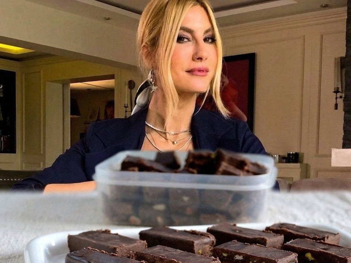 Çağla Şıkel’in pişirmeden hazırlanan çikolata tarifi viral oldu. 20 dakikada