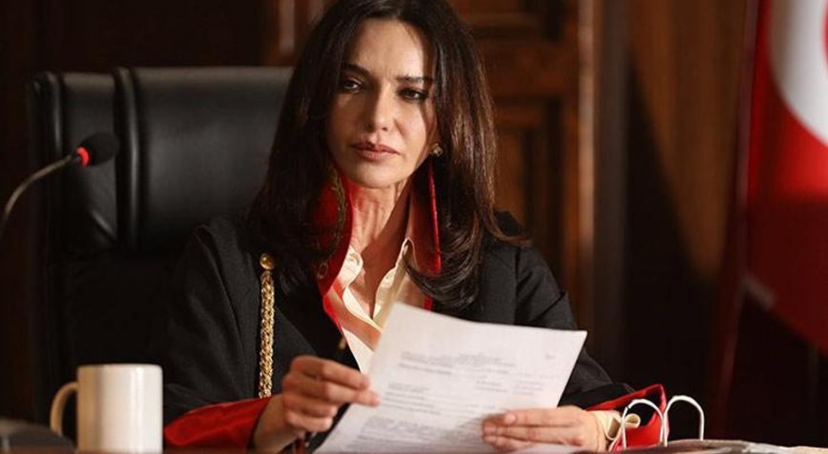 Hande Ataizi, Hülya Avşar’ın başrolünde yer aldığı Aynı Yağmur Altında
