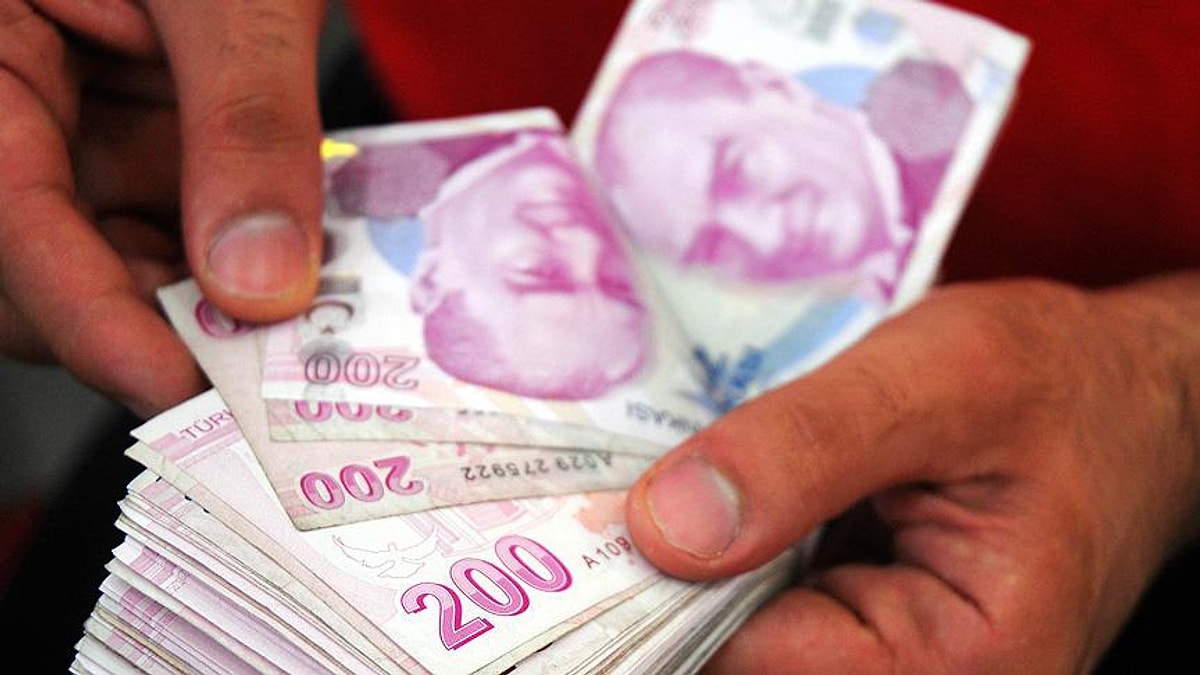 Milyonlarca emeklinin beklediği maaş ve Ramazan Bayramı ikramiyesi ödemeleri başladı.