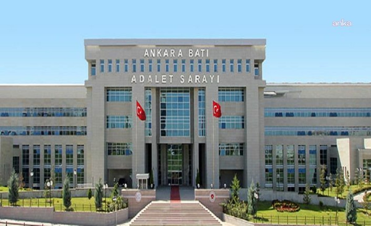 Erdal Beşikçioğlu’nun başkanı olduğu Etimesgut Belediyesi’ne operasyon düzenlendi. Usulsüzlük soruşturmasında