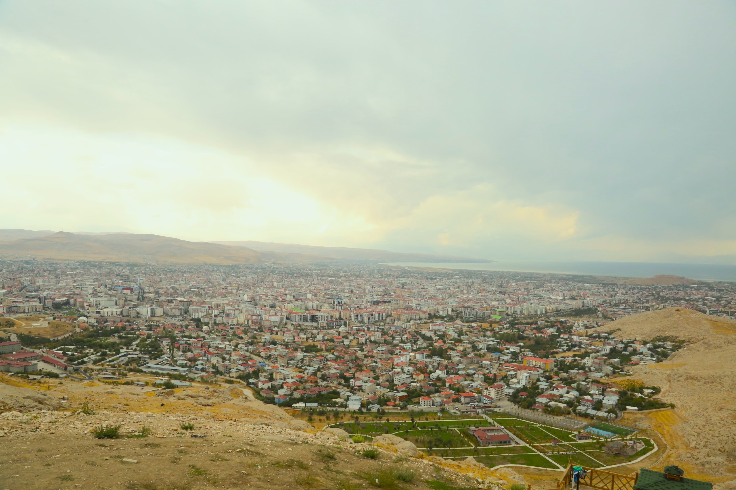 Van’ın Tuşba ilçesinde 5.2 büyüklüğünde deprem meydana geldi. Sarsıntı çevre