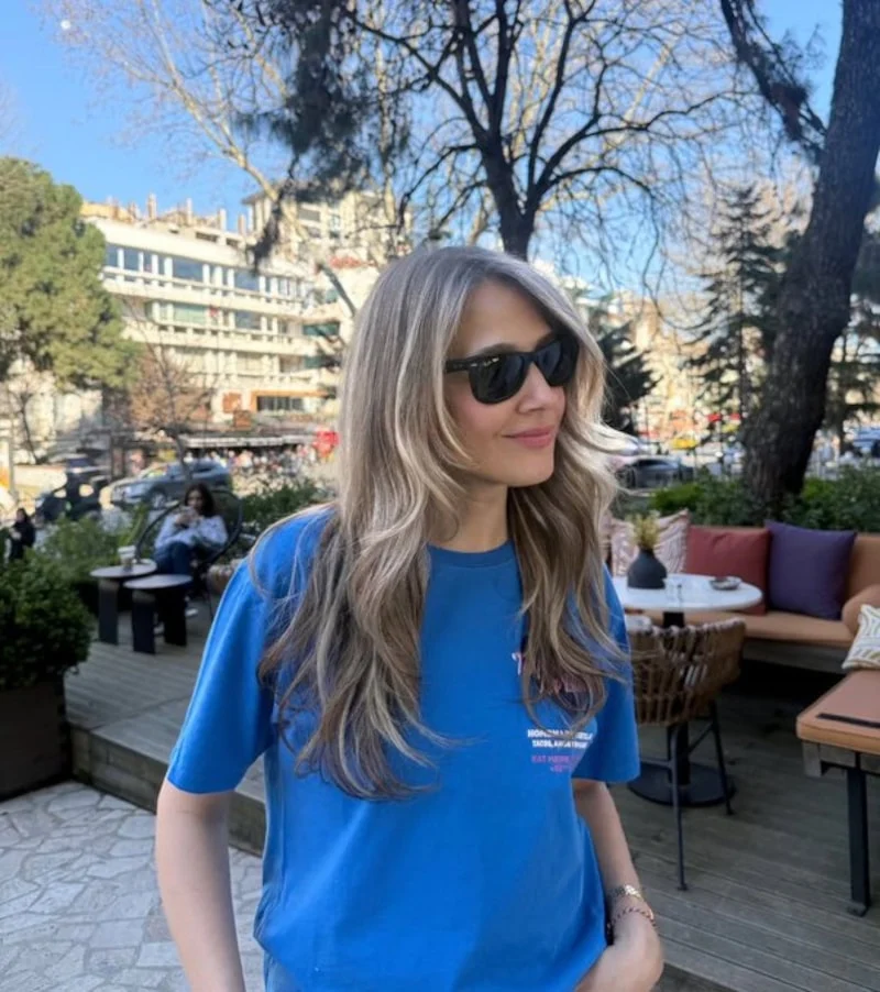 Oyuncu Gupse Özay imaj değişikliğine gitti. Platin sarı ve gri
