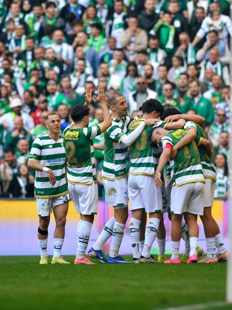 Bursaspor, Somaspor’u 5-1 yenerek 1. Lig’e yükseldi. Şampiyonluk bitime 1