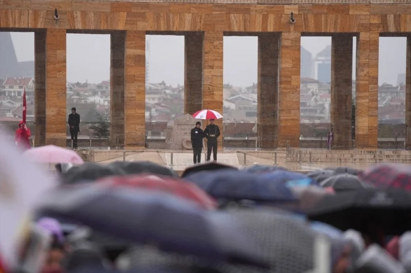 23 Nisan törenleri Anıtkabir’de sağanak yağmur altında gerçekleşti. Katılım düşerken