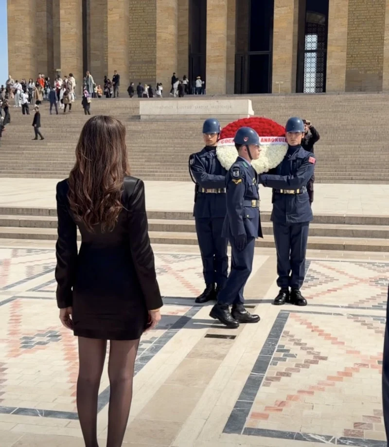 23 Nisan’da Anıtkabir’e giden bir öğretmenin kıyafeti sosyal medyada tartışma