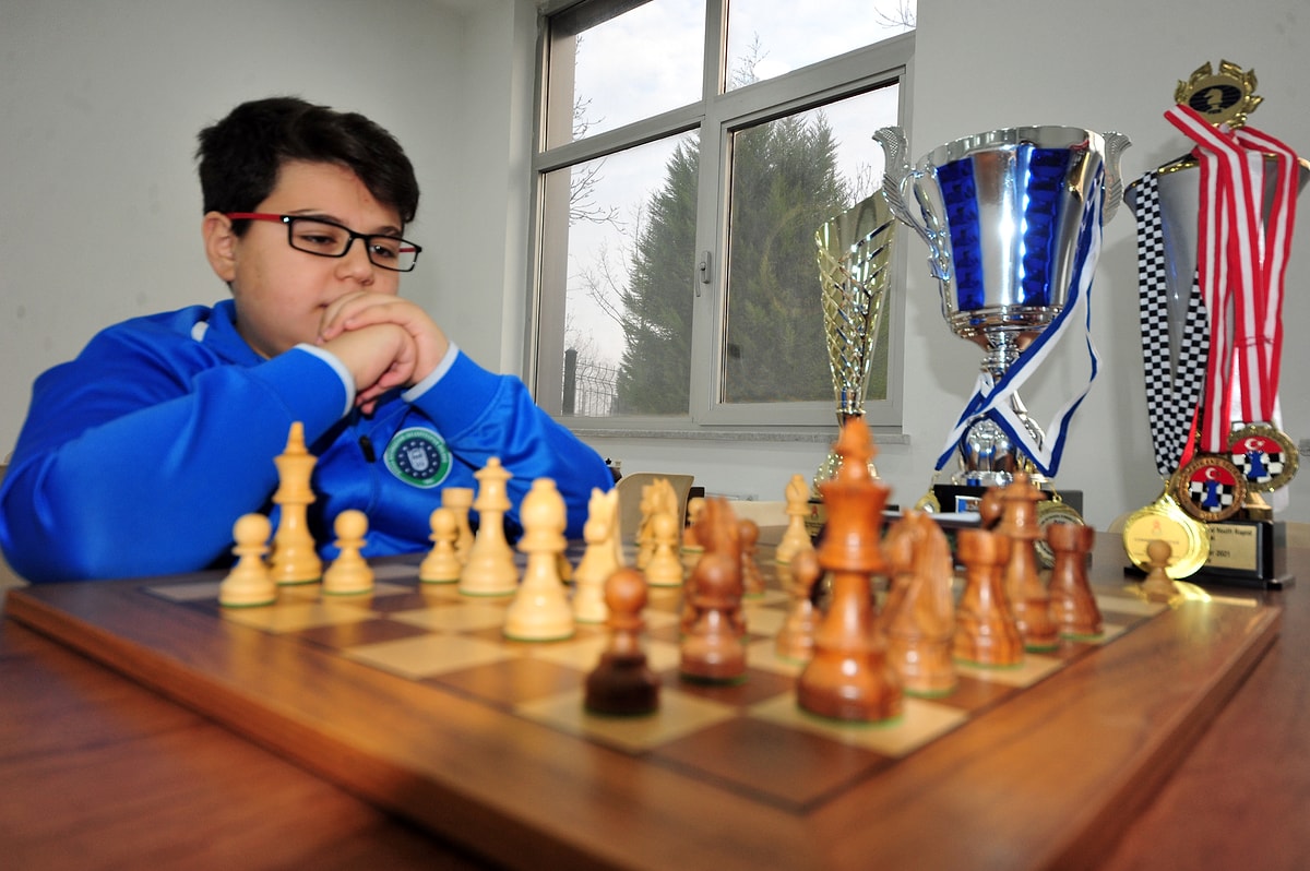 14 yaşındaki Yağız Kaan Erdoğmuş, 2700 ELO barajını aşarak satranç